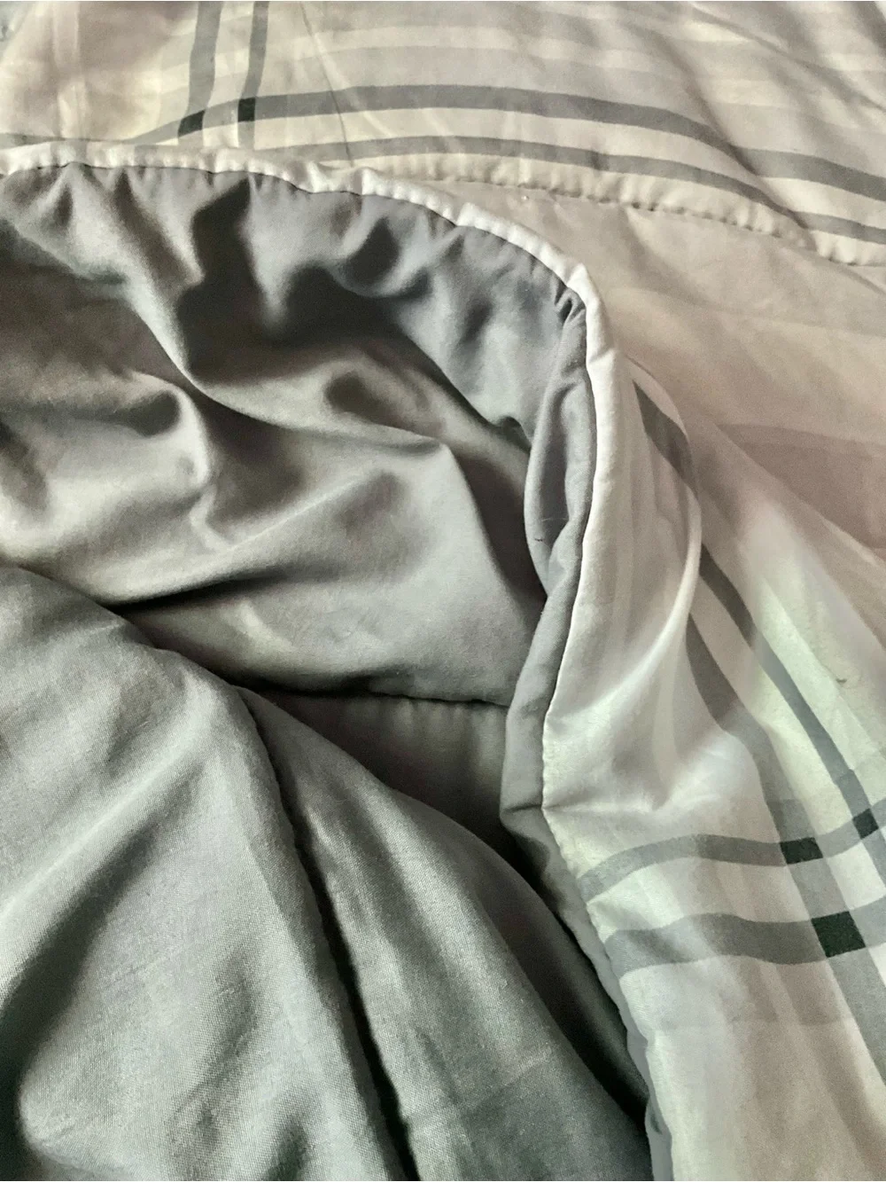 Queen Size Classic Plaid Comforter - White and Gray